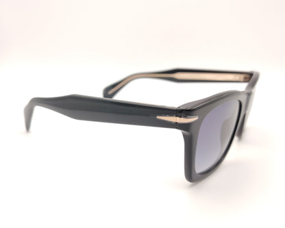 gafas de sol negras con montura rectangular y lentes degradadas oscuras