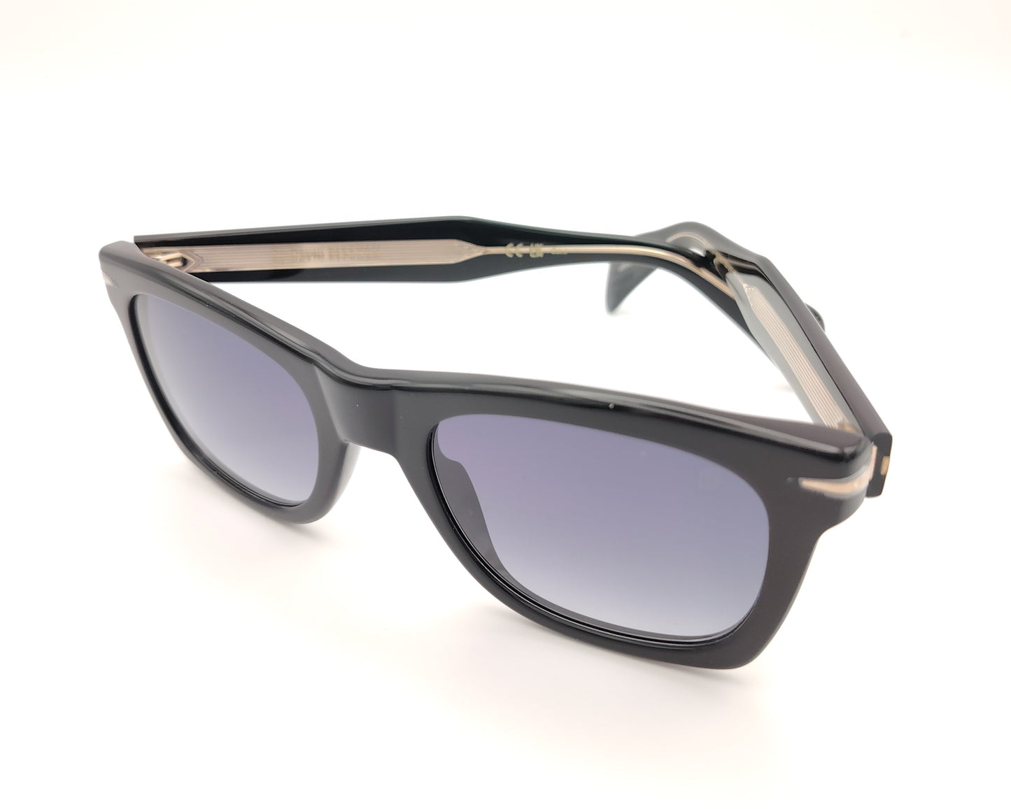 gafas de sol negras con montura rectangular y lentes degradadas oscuras
