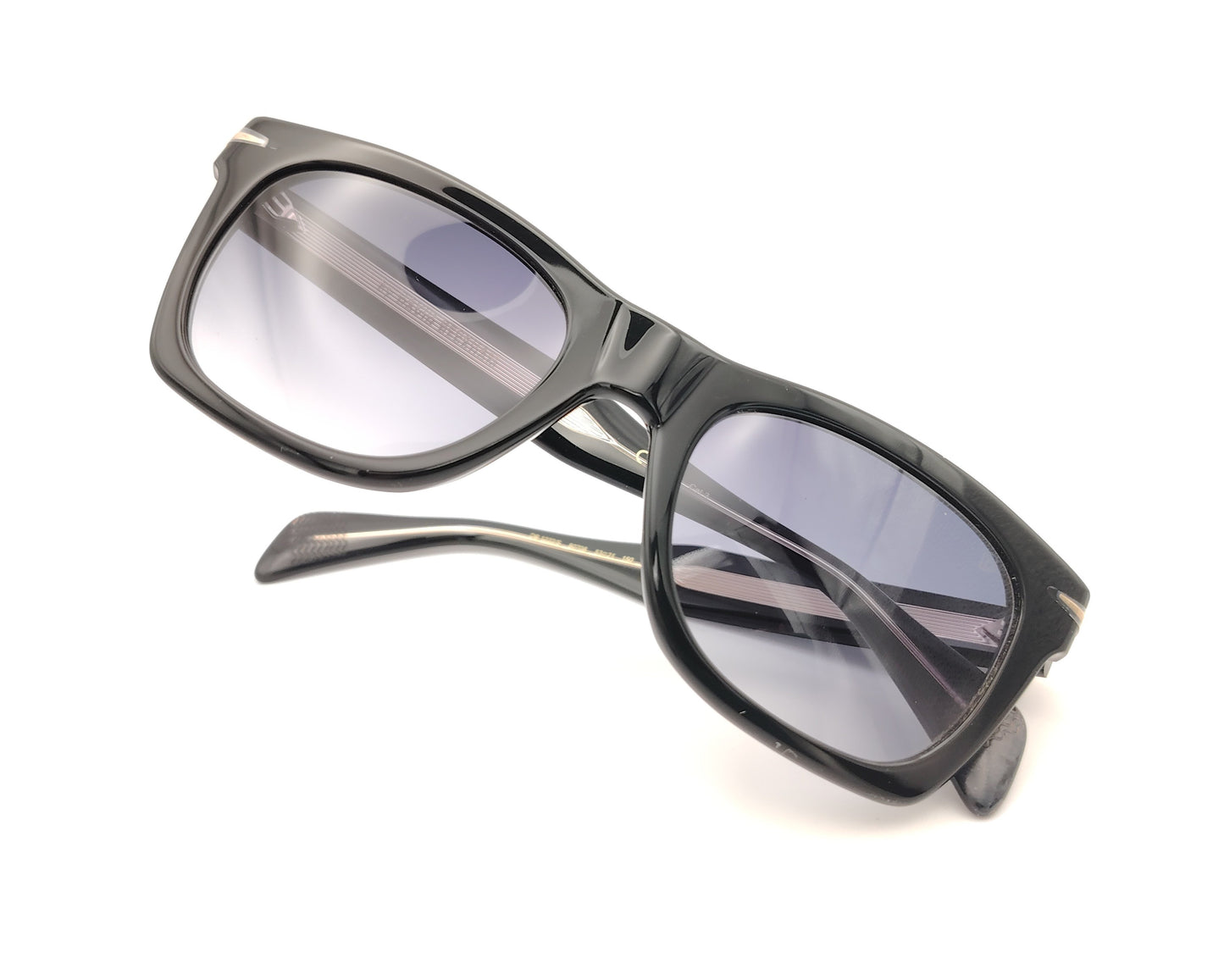 gafas de sol negras con montura rectangular y lentes degradadas oscuras