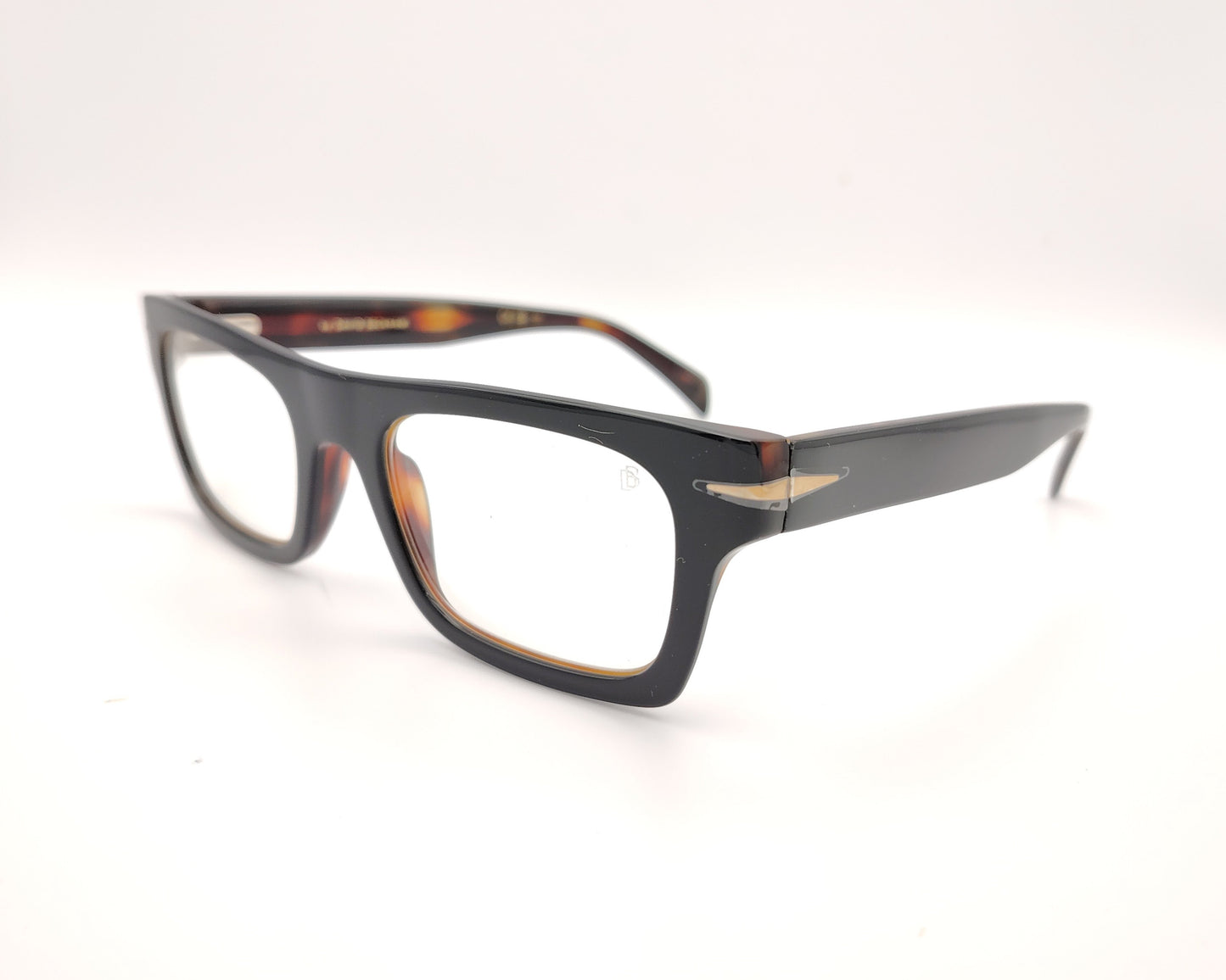 gafas rectangulares negras con clip solar magnético, lentes oscuras polarizadas y detalle interior carey
