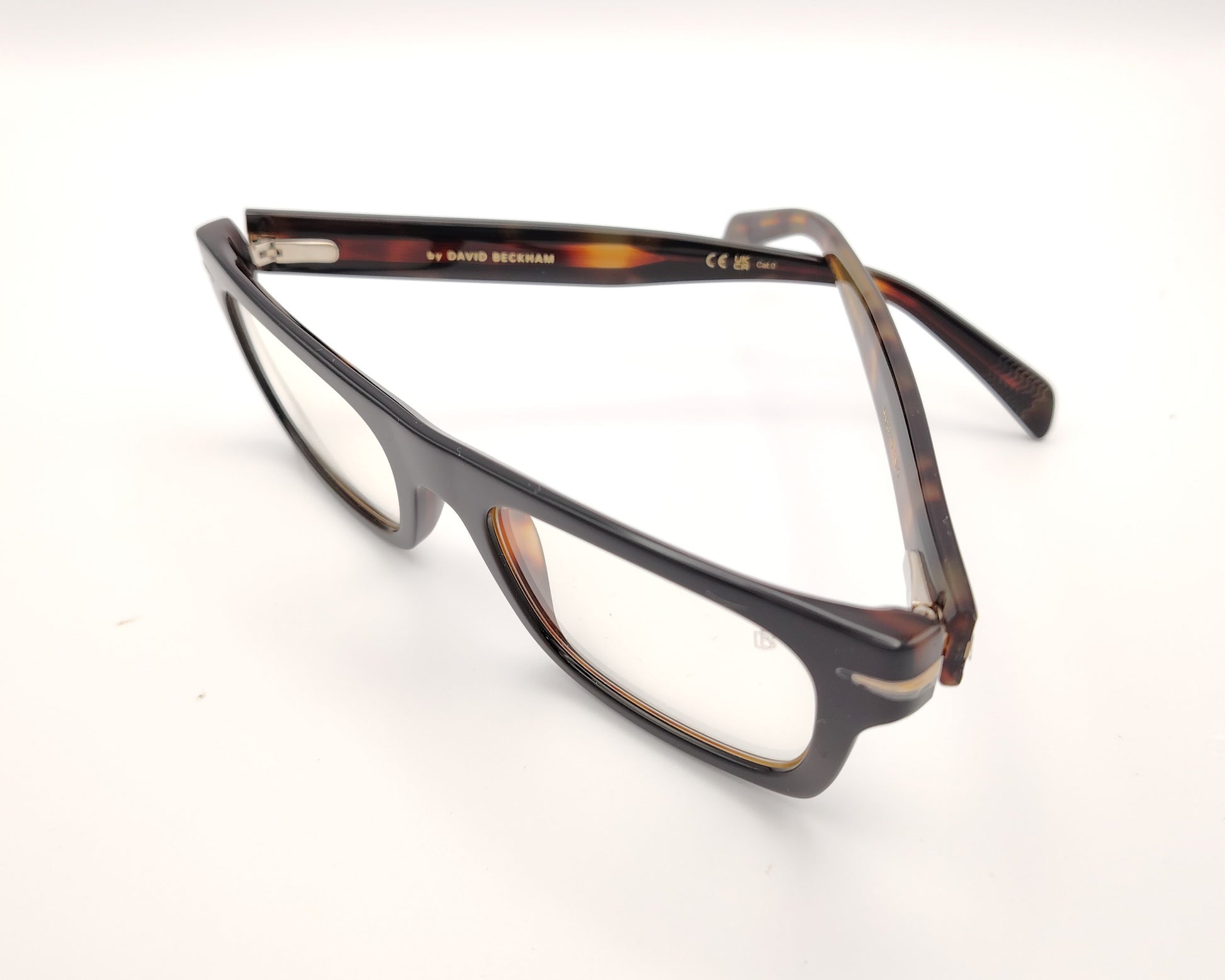 gafas rectangulares negras con clip solar magnético, lentes oscuras polarizadas y detalle interior carey