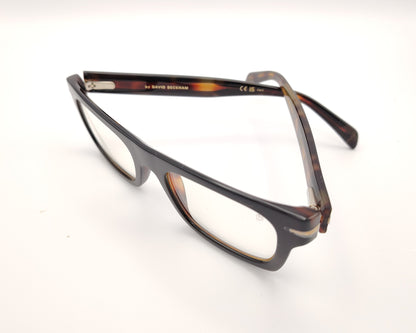 gafas rectangulares negras con clip solar magnético, lentes oscuras polarizadas y detalle interior carey