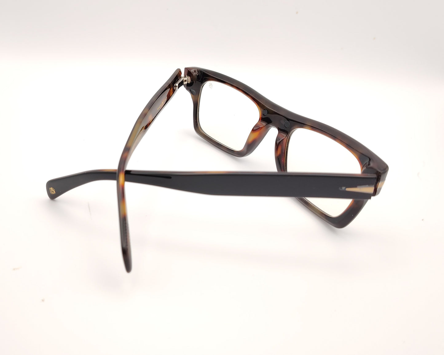 gafas rectangulares negras con clip solar magnético, lentes oscuras polarizadas y detalle interior carey
