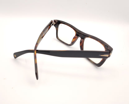 gafas rectangulares negras con clip solar magnético, lentes oscuras polarizadas y detalle interior carey