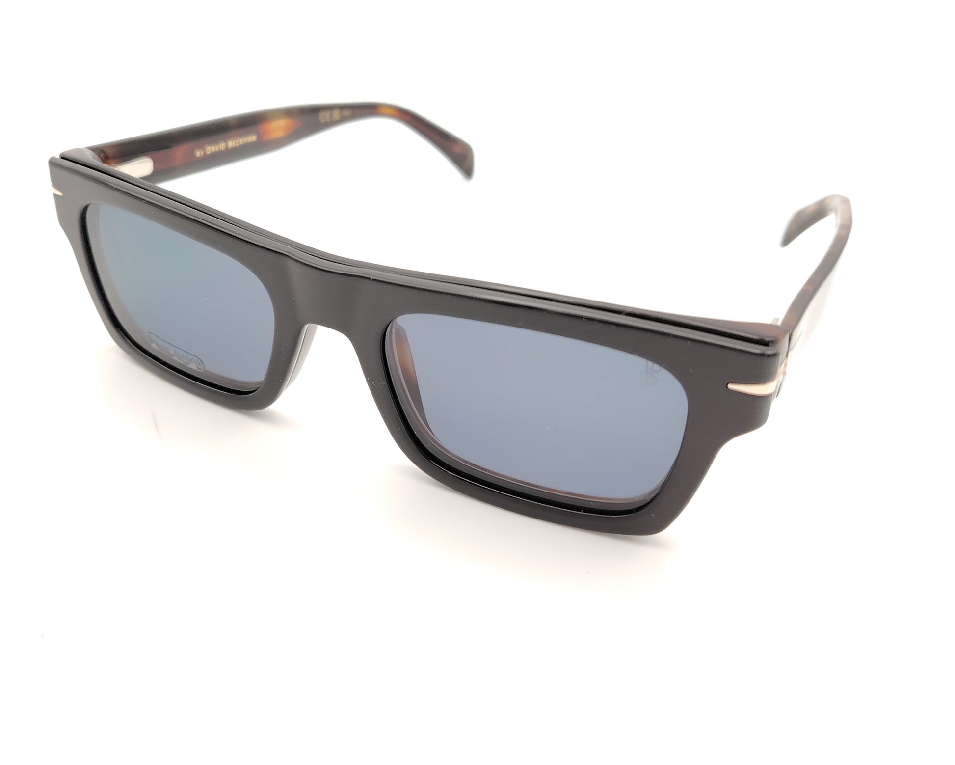 gafas rectangulares negras con clip solar magnético, lentes oscuras polarizadas y detalle interior carey