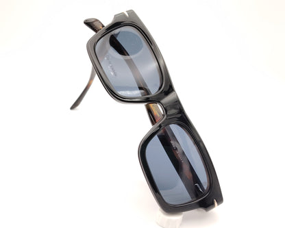 gafas rectangulares negras con clip solar magnético, lentes oscuras polarizadas y detalle interior carey