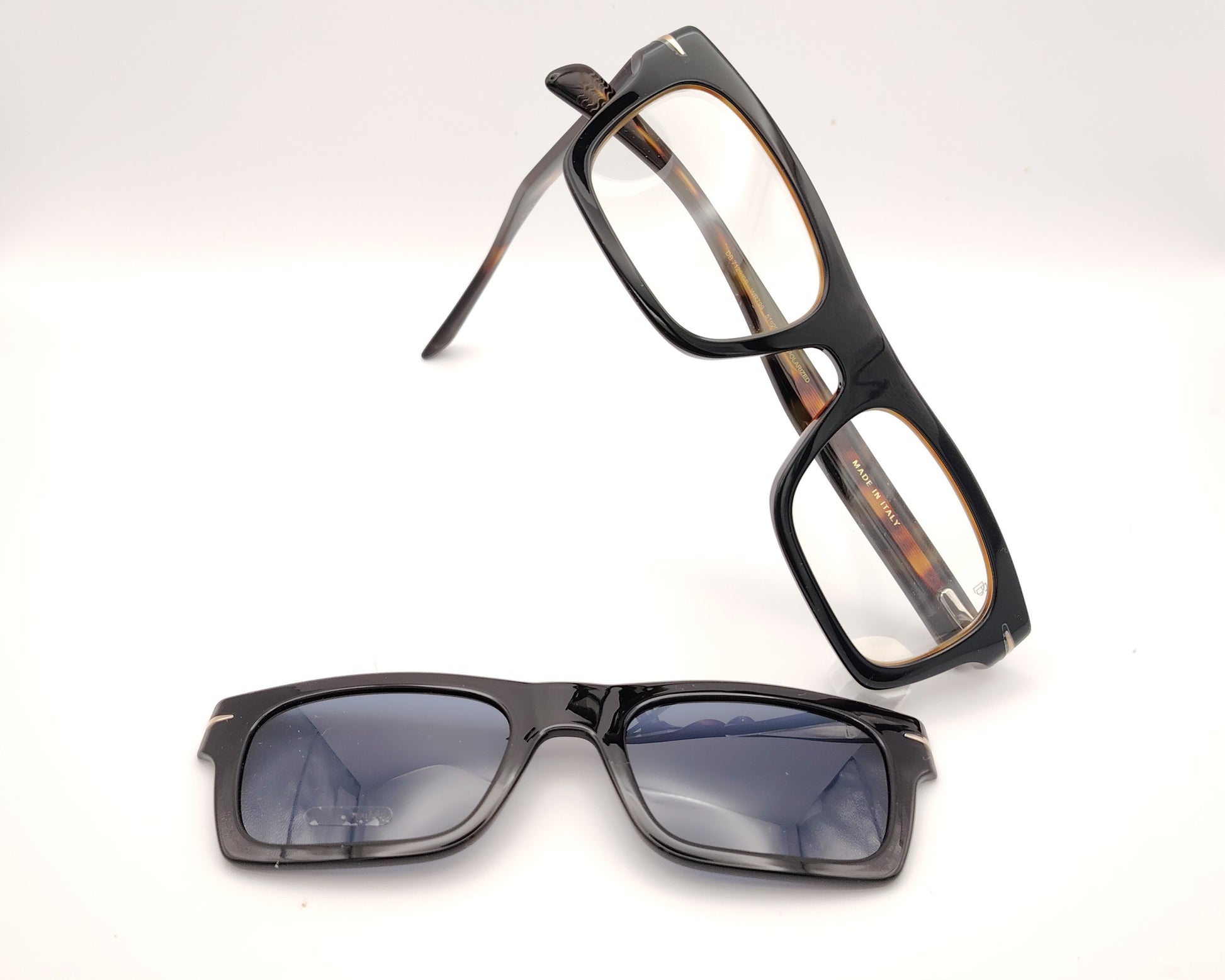 gafas rectangulares negras con clip solar magnético, lentes oscuras polarizadas y detalle interior carey
