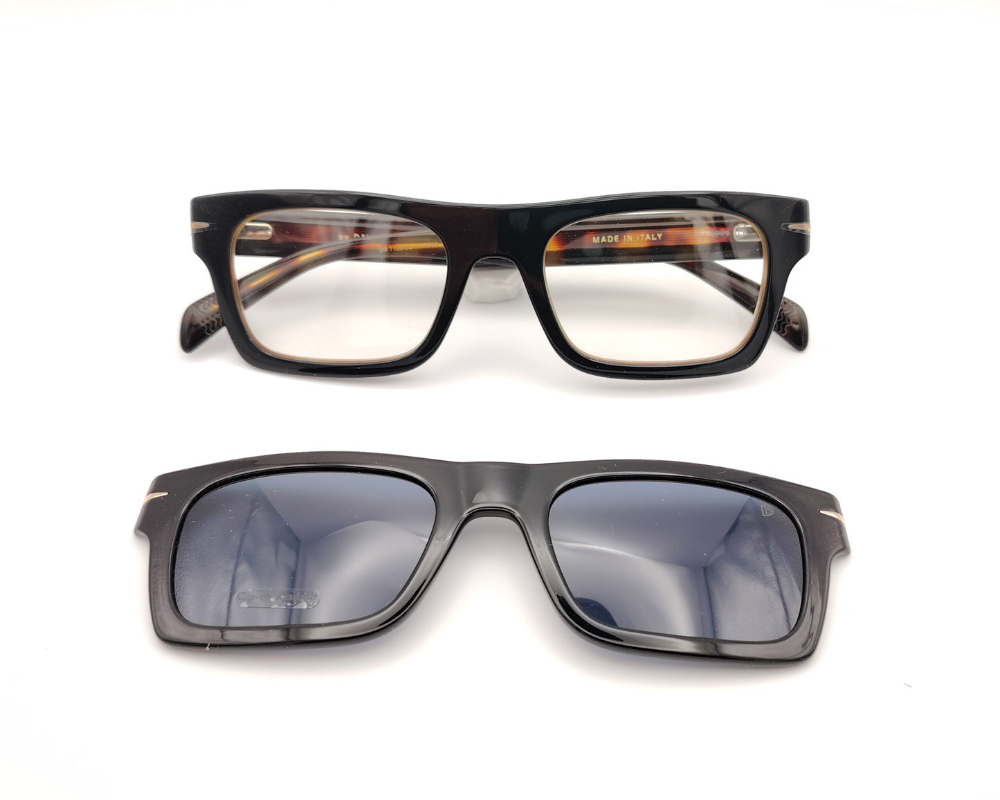 gafas rectangulares negras con clip solar magnético, lentes oscuras polarizadas y detalle interior carey