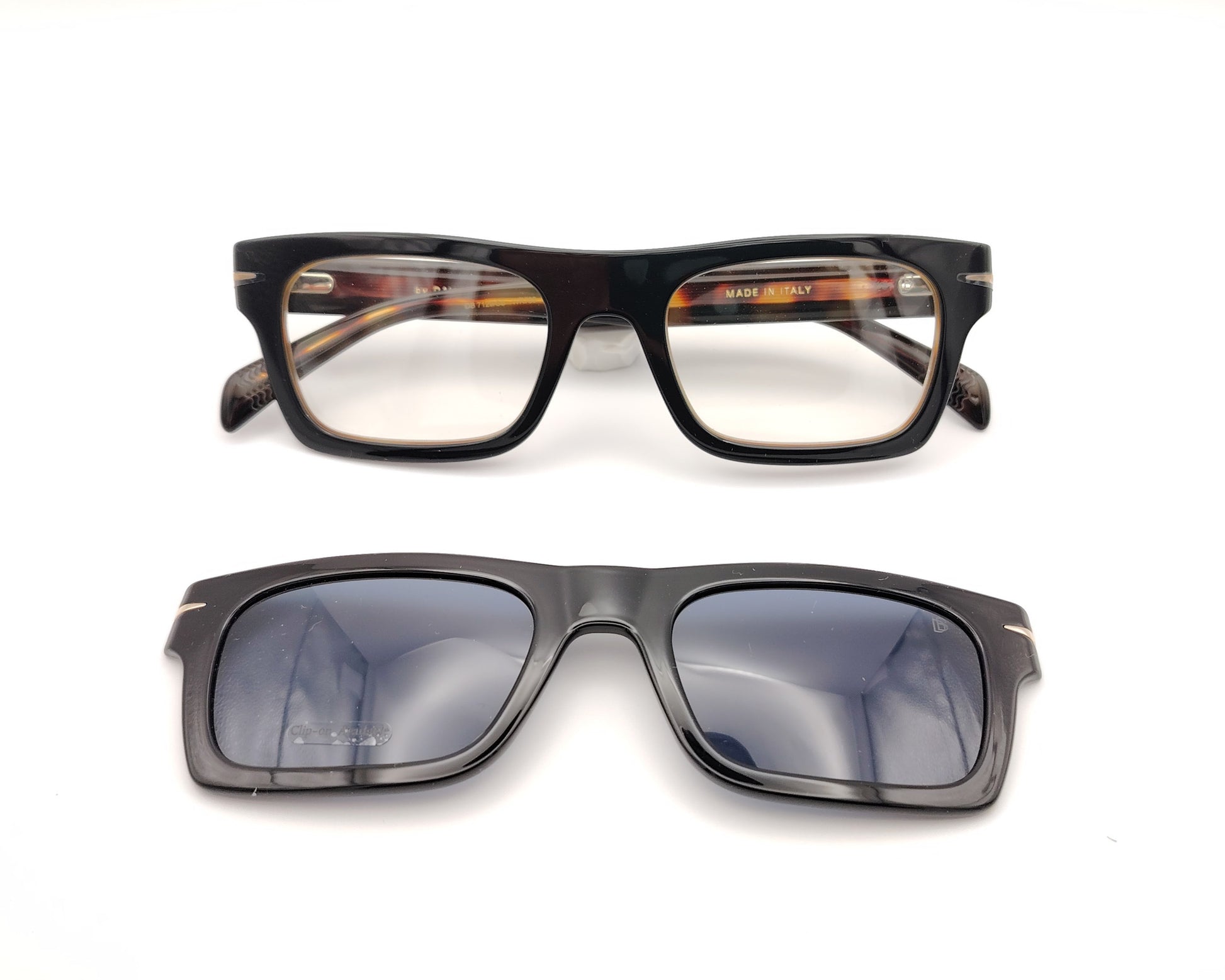 gafas rectangulares negras con clip solar magnético, lentes oscuras polarizadas y detalle interior carey