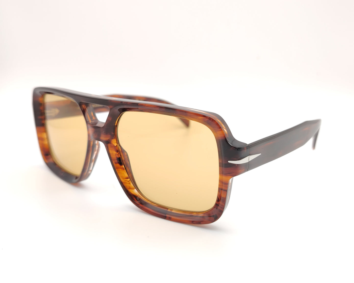 gafas de sol carey con montura rectangular oversize y lentes color ámbar