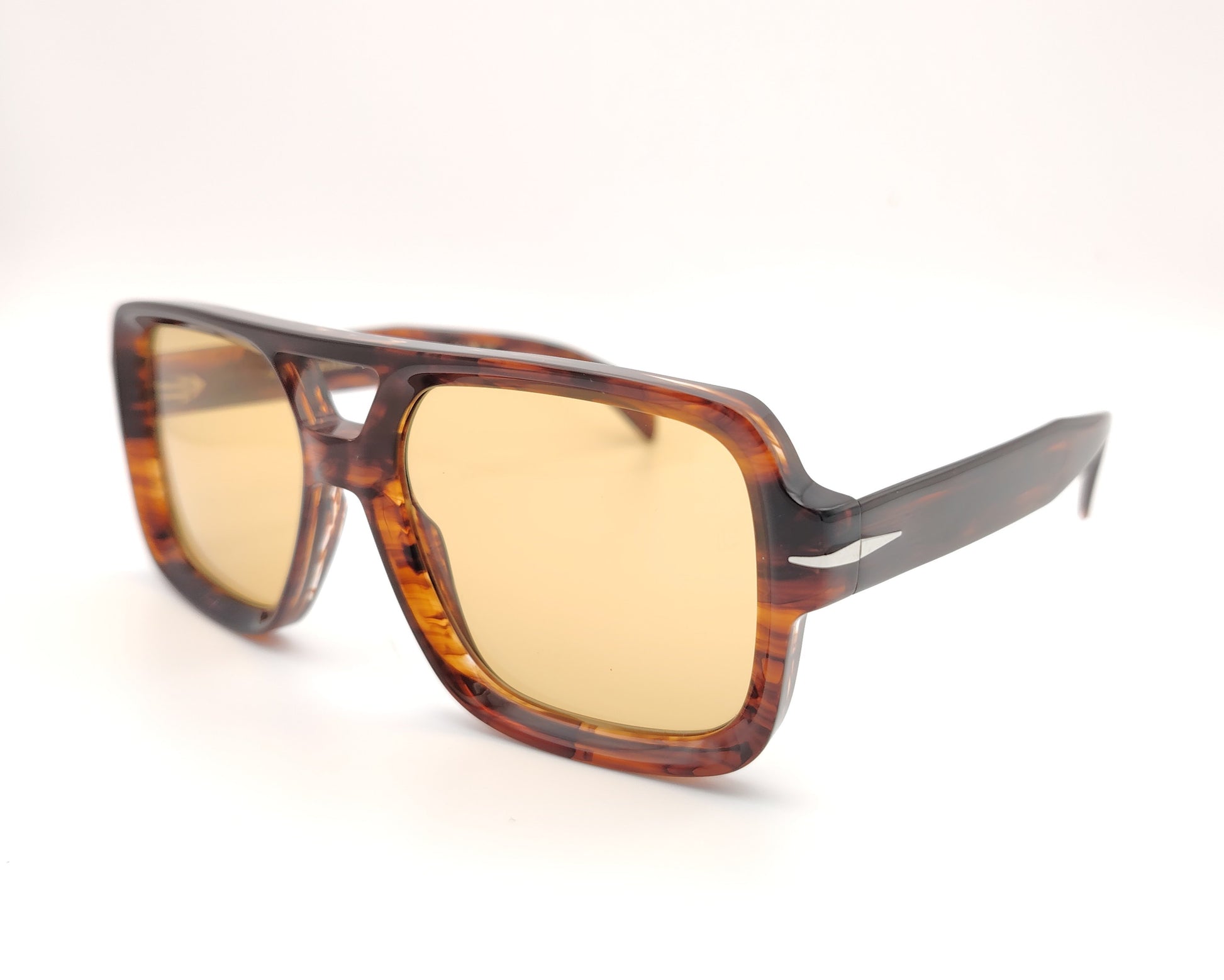 gafas de sol carey con montura rectangular oversize y lentes color ámbar