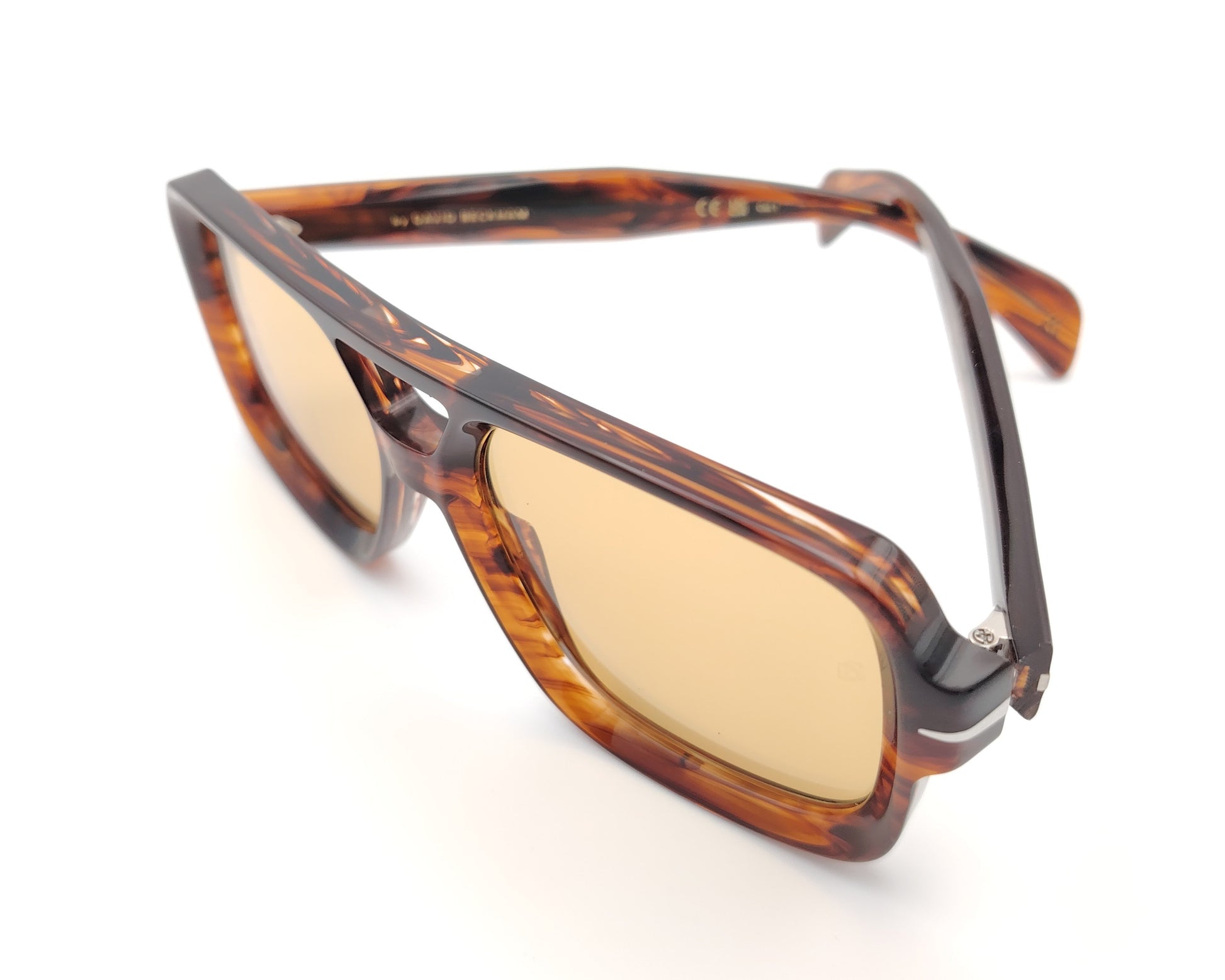 gafas de sol carey con montura rectangular oversize y lentes color ámbar