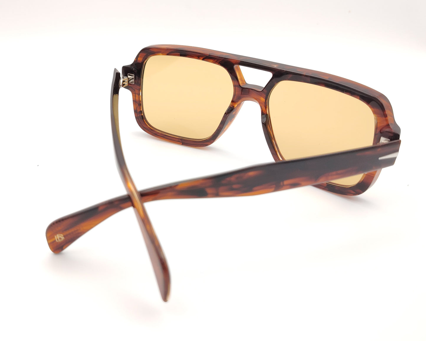gafas de sol carey con montura rectangular oversize y lentes color ámbar