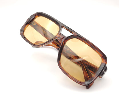 gafas de sol carey con montura rectangular oversize y lentes color ámbar
