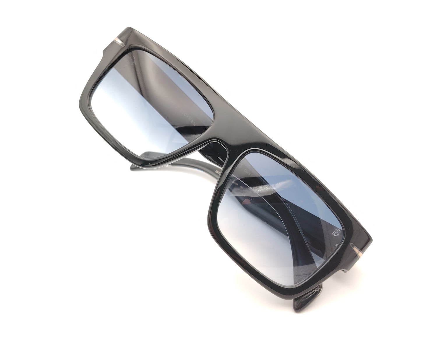gafas de sol negras de montura rectangular con lentes degradadas azules