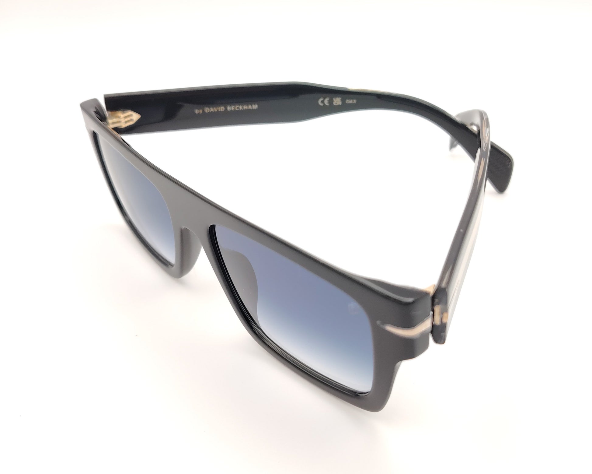 gafas de sol negras de montura rectangular con lentes degradadas azules