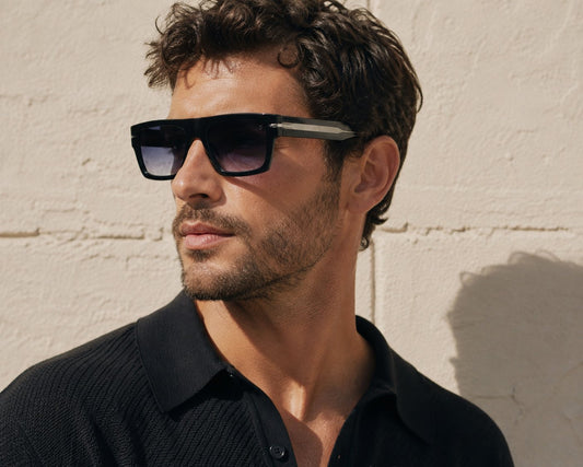 gafas de sol negras de montura rectangular con lentes degradadas azules
