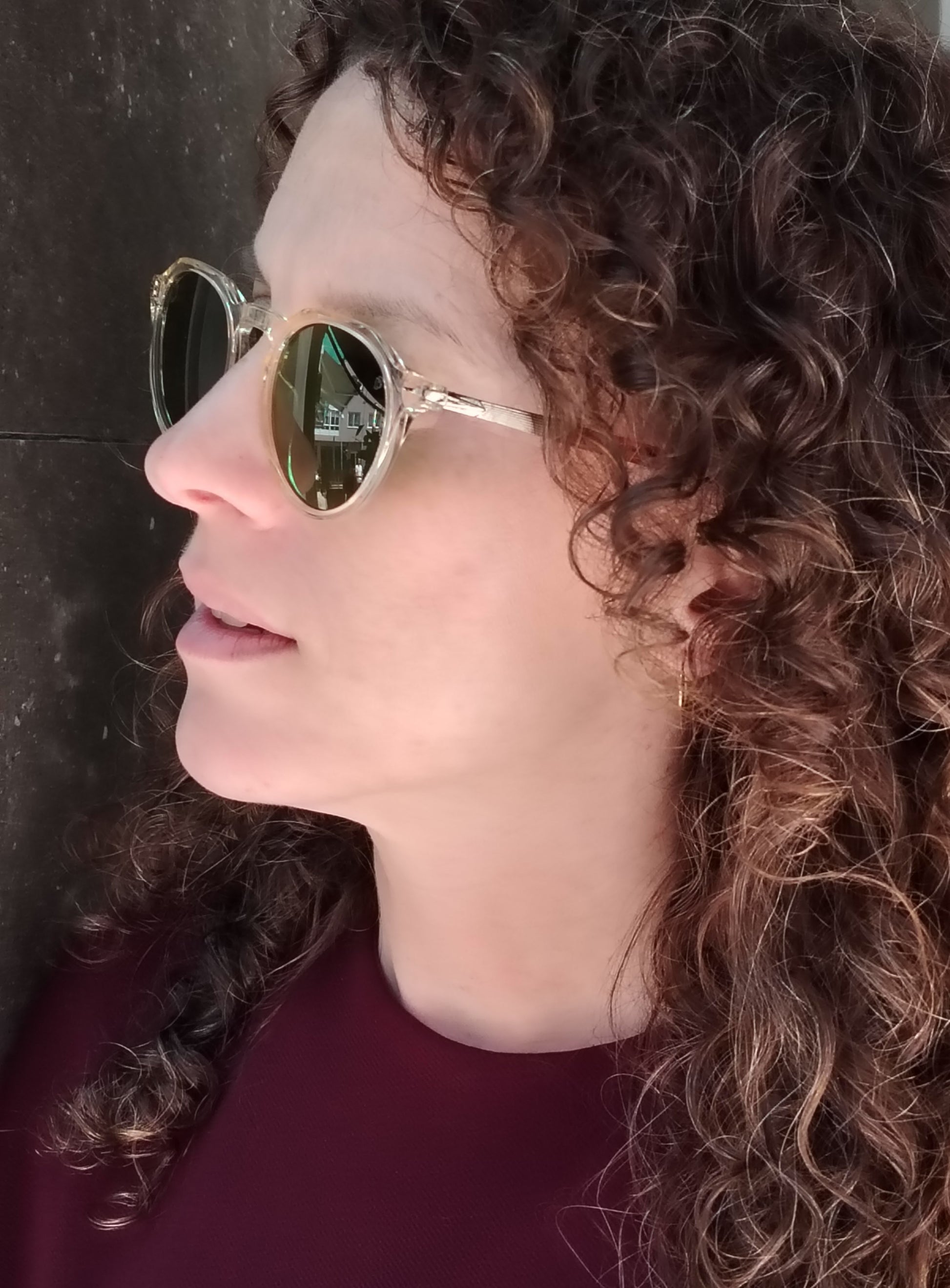 gafas de sol redondas en acetato beige traslúcido con lentes verdes