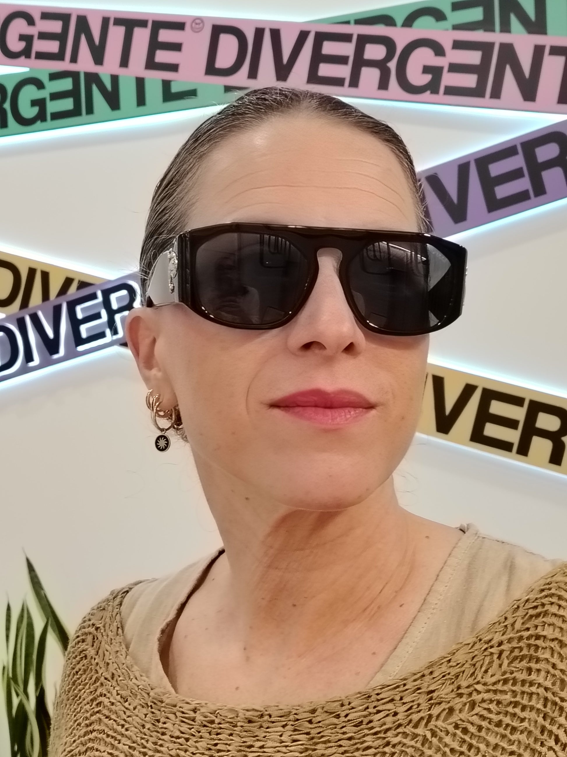 gafas de sol emilio pucci negras con  estampado multicolor en el interior y detalle dorado en las varillas