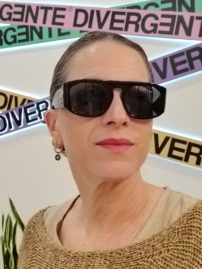 gafas de sol emilio pucci negras con  estampado multicolor en el interior y detalle dorado en las varillas