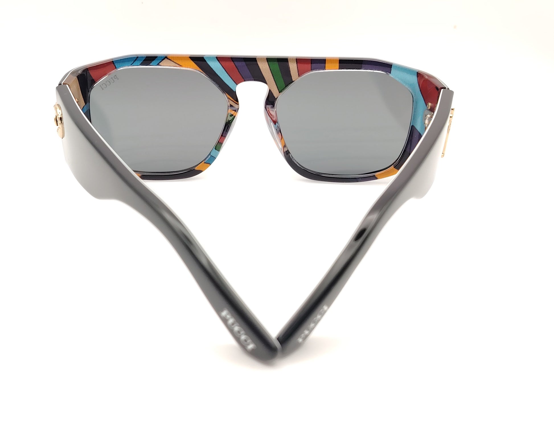 gafas de sol emilio pucci negras con  estampado multicolor en el interior y detalle dorado en las varillas