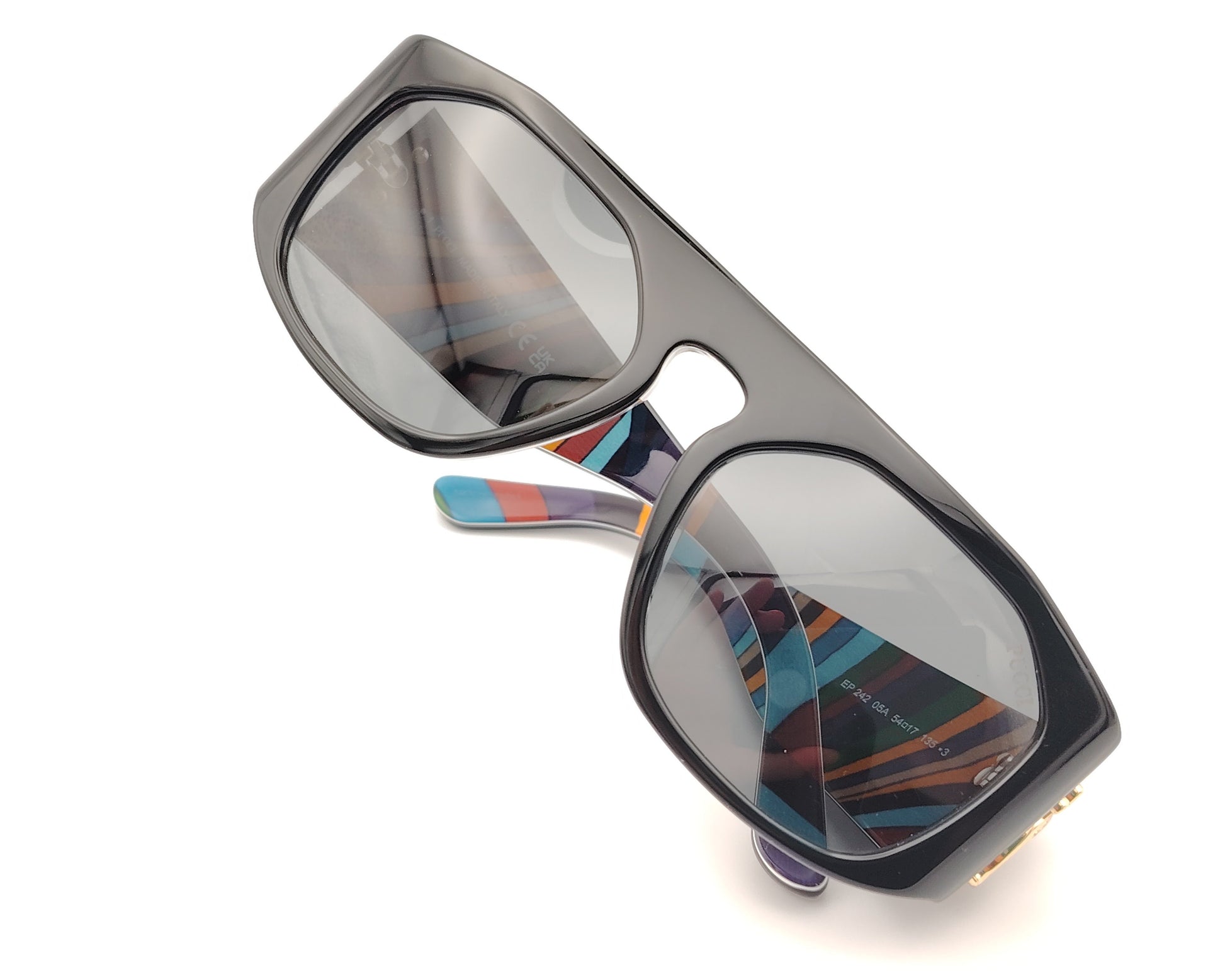 gafas de sol emilio pucci negras con  estampado multicolor en el interior y detalle dorado en las varillas