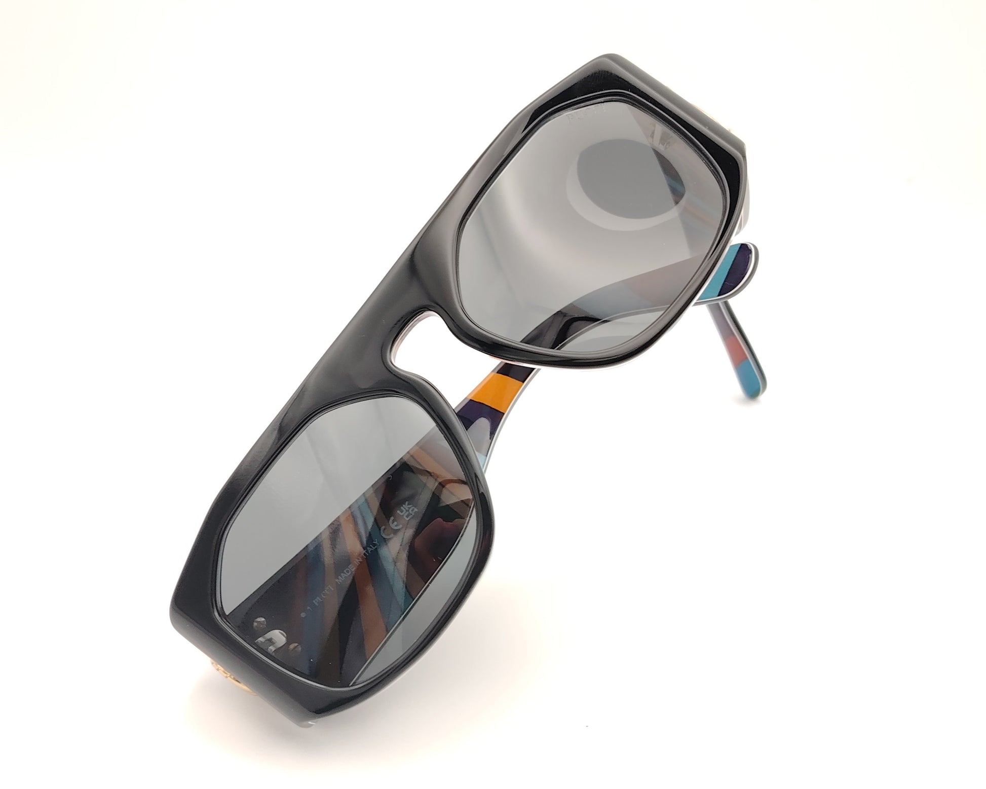 gafas de sol emilio pucci negras con  estampado multicolor en el interior y detalle dorado en las varillas