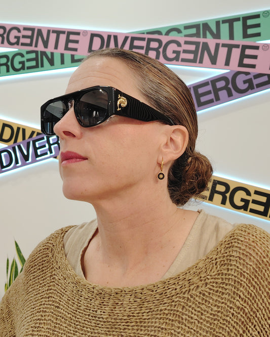 gafas de sol emilio pucci negras con  estampado multicolor en el interior y detalle dorado en las varillas