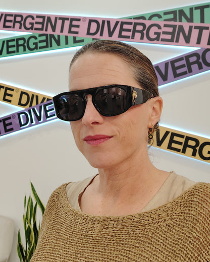 gafas de sol emilio pucci negras con  estampado multicolor en el interior y detalle dorado en las varillas