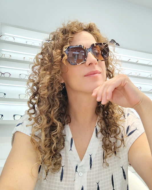 gafa de sol emilio pucci ep 262 fondo negro estampada en varios tonos con lentes marrones
