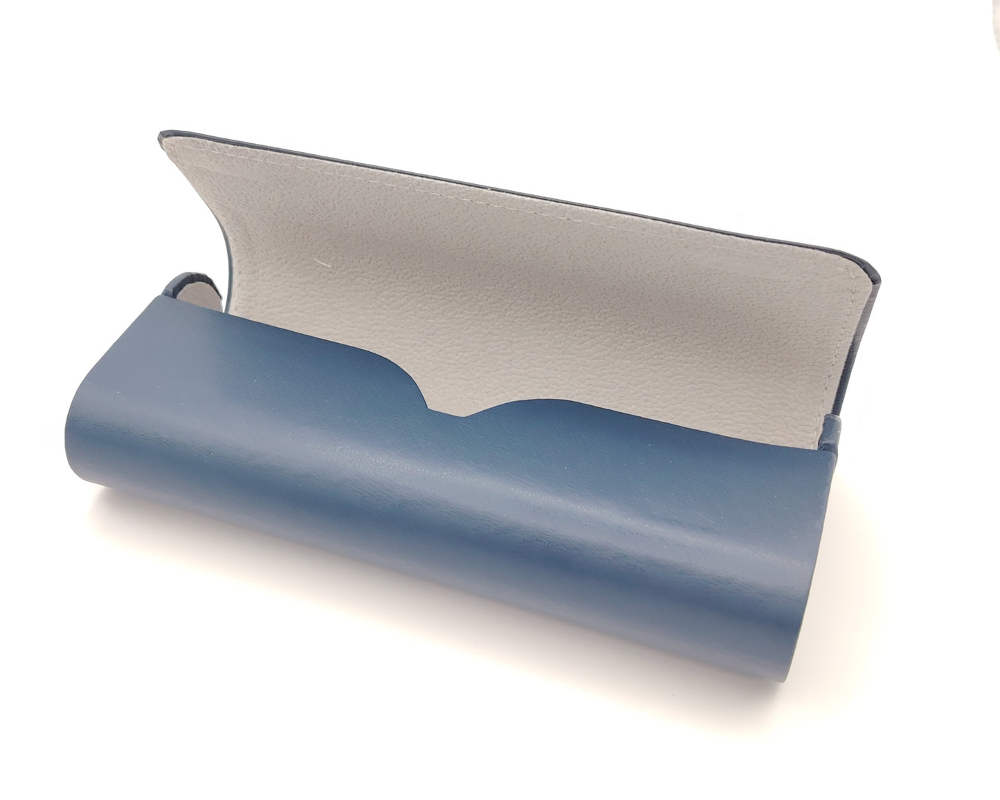 estuche para gafas rígido azul abierto con interior gris claro y textura suave