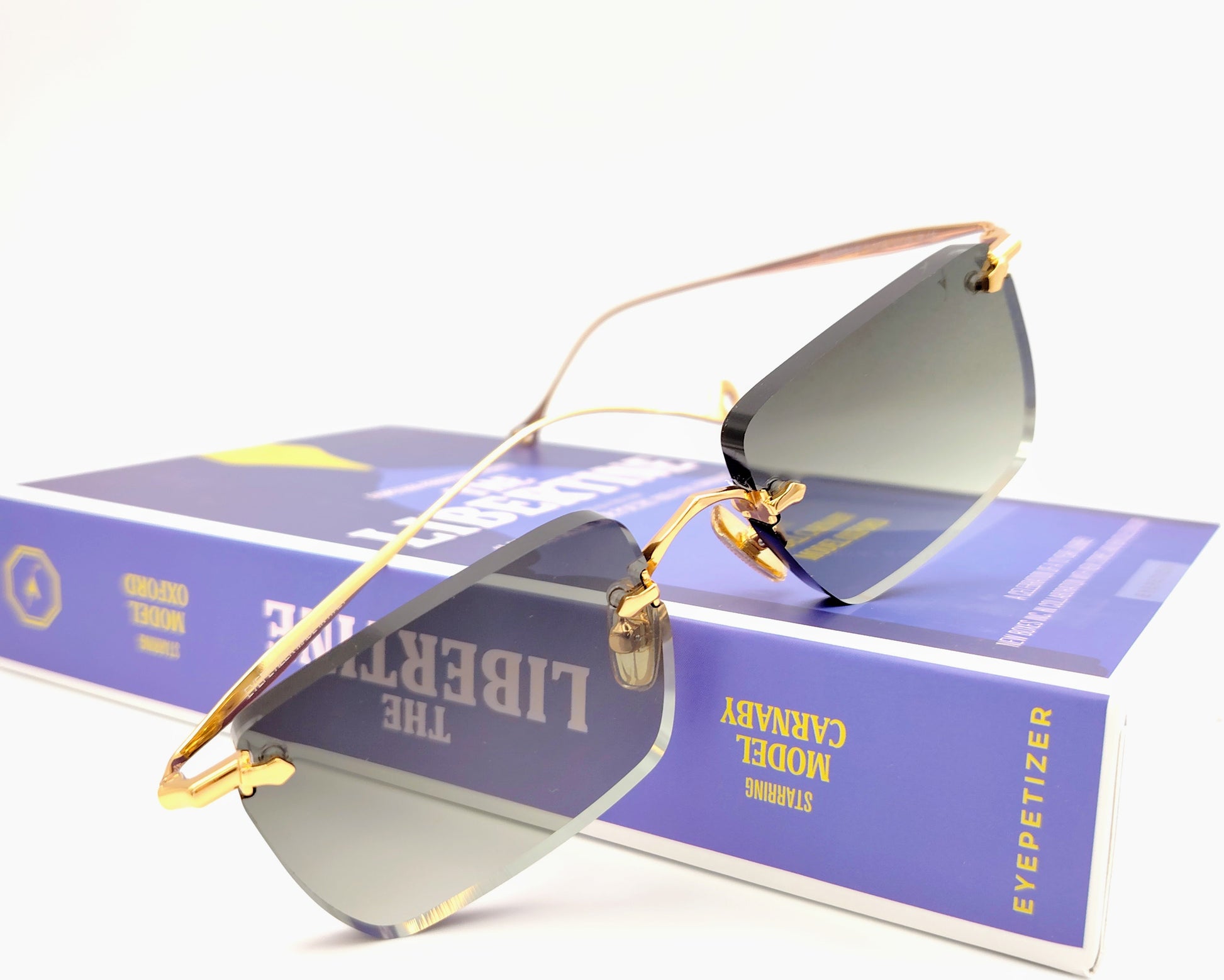 eyepetizer etherege c4-52 gafas de sol sin montura con lentes rectangulares degradadas en verde y detalles dorados
