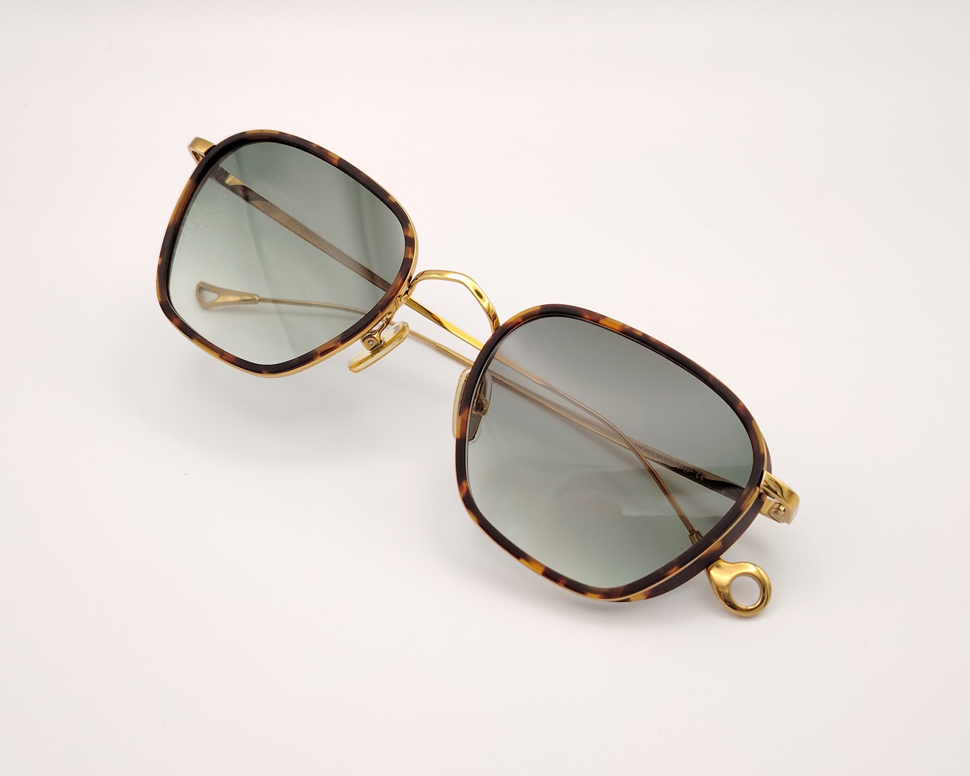 eyepetizer honore c i-4-25 gafas de sol con montura en carey y dorado diseño cuadrado suave con lentes degradadas en verde