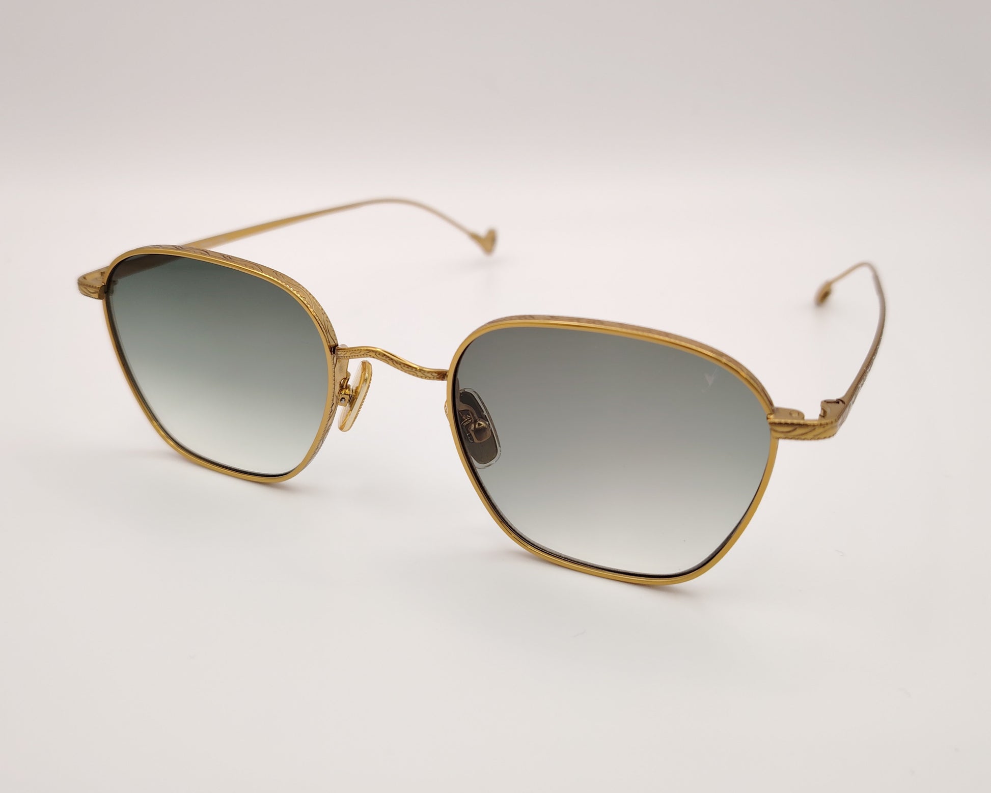 eyepetizer jondal c 4-25 gafas de sol metálicas en color dorado con lentes degradadas en tono verde diseño ligero y elegante