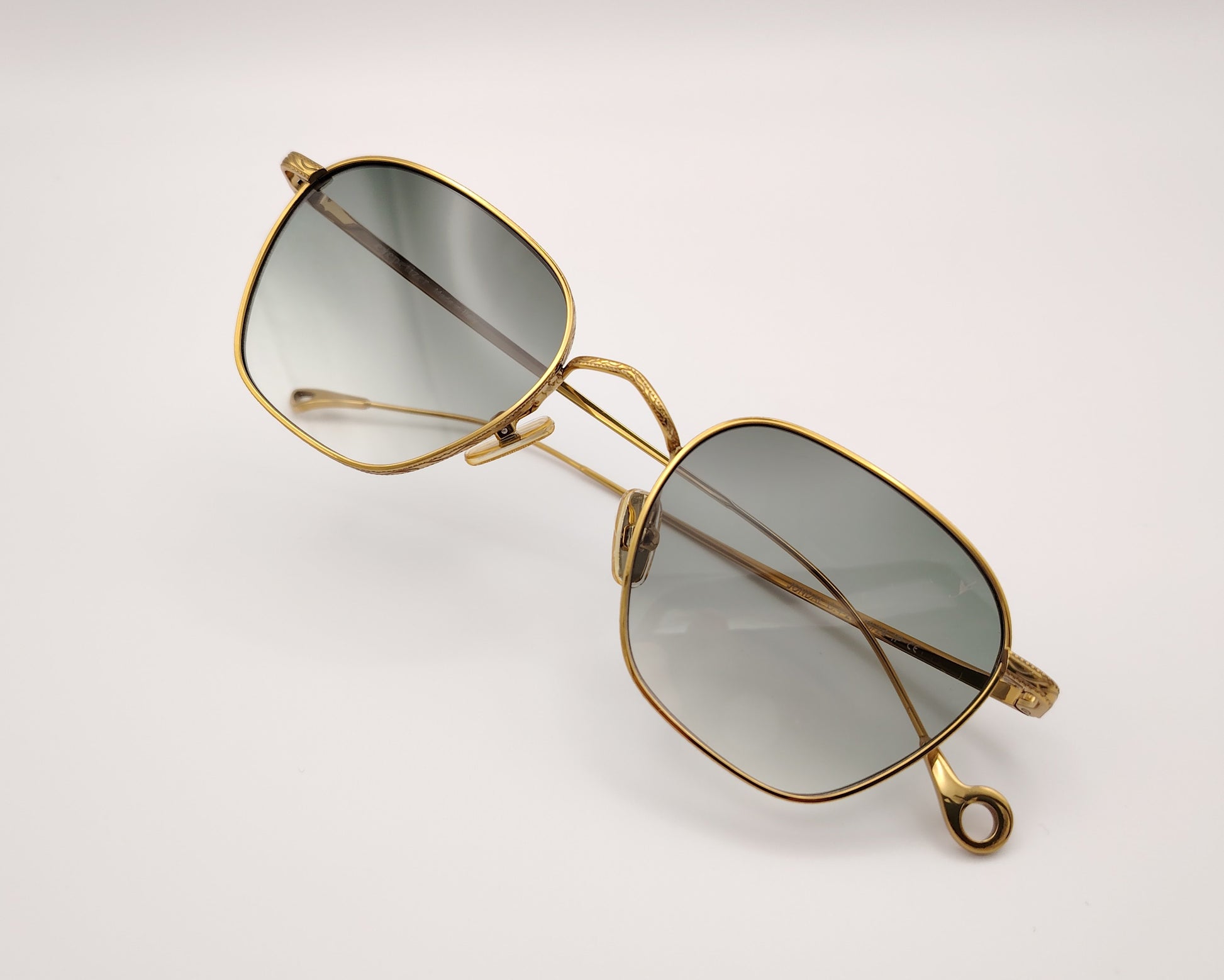 eyepetizer jondal c 4-25 gafas de sol metálicas en color dorado con lentes degradadas en tono verde diseño ligero y elegante