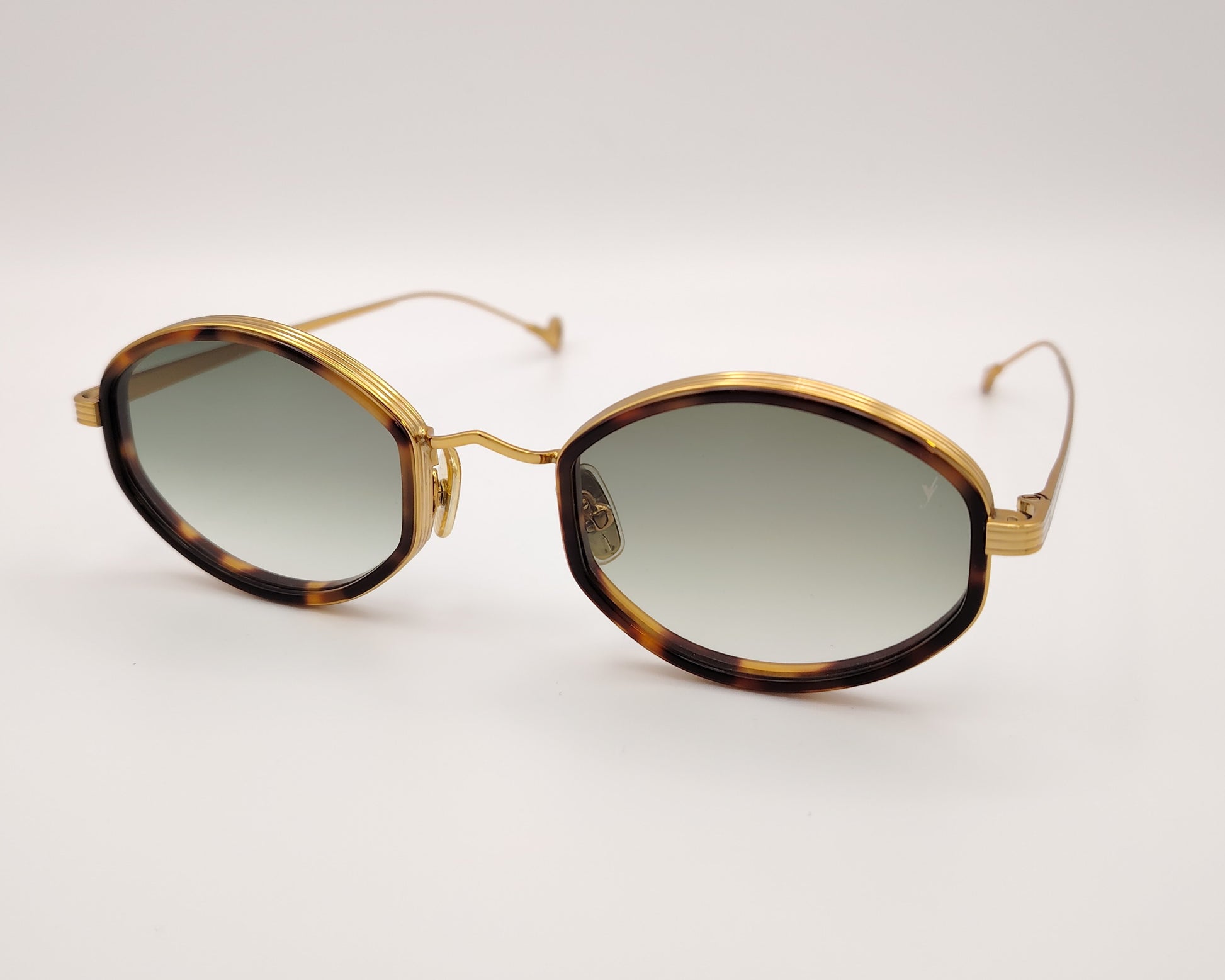 eyepetizer naomi c at-4-25 gafas de sol con montura combinada en metal dorado y acetato carey diseño ovalado con lentes verdes