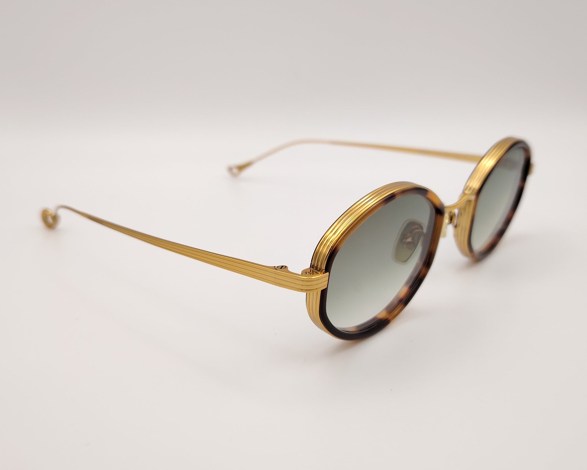 eyepetizer naomi c at-4-25 gafas de sol con montura combinada en metal dorado y acetato carey diseño ovalado con lentes verdes