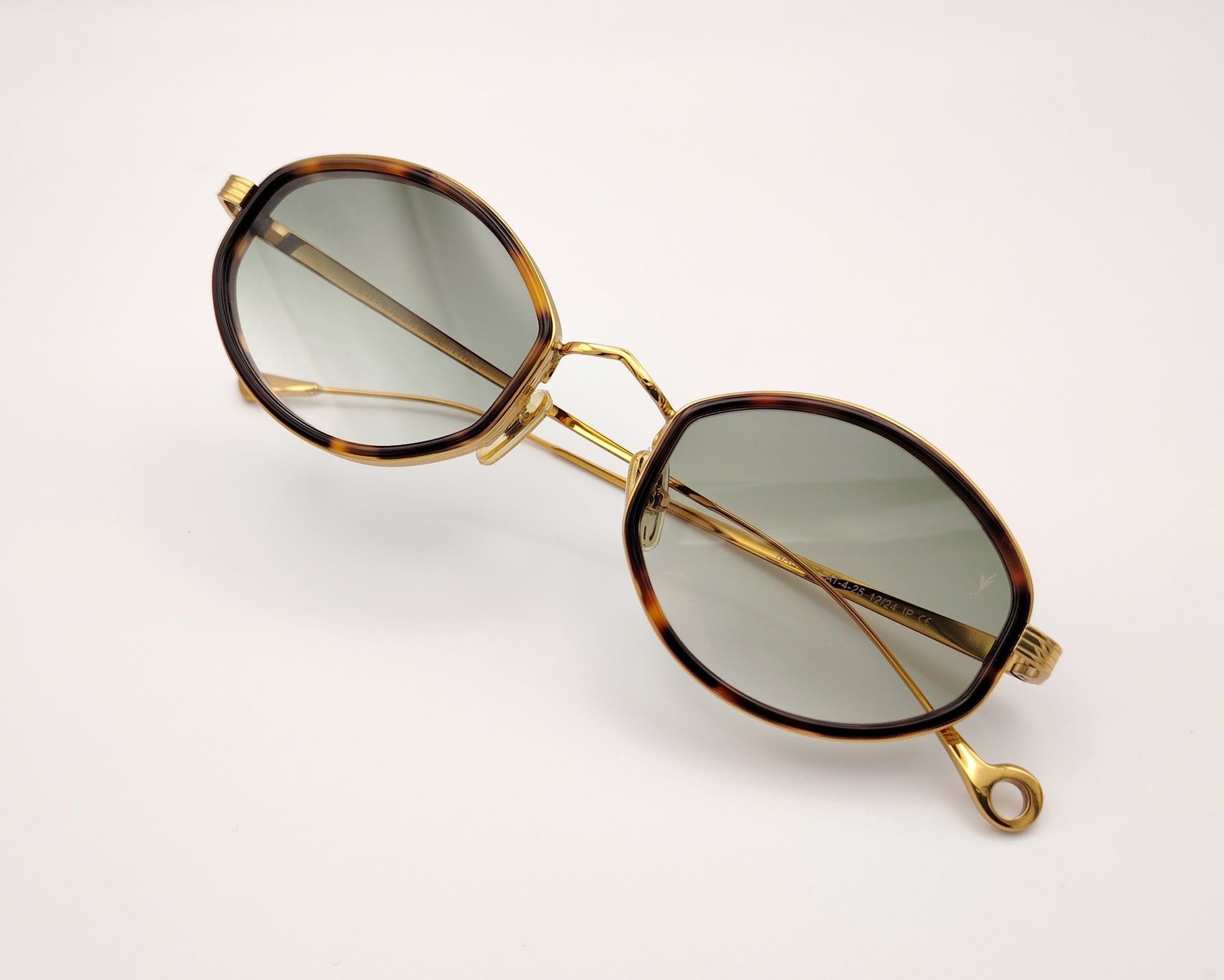 eyepetizer naomi c at-4-25 gafas de sol con montura combinada en metal dorado y acetato carey diseño ovalado con lentes verdes