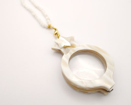 colgante lupa doble plegable en forma de ocho con acabado nácar y estrella decorativa
