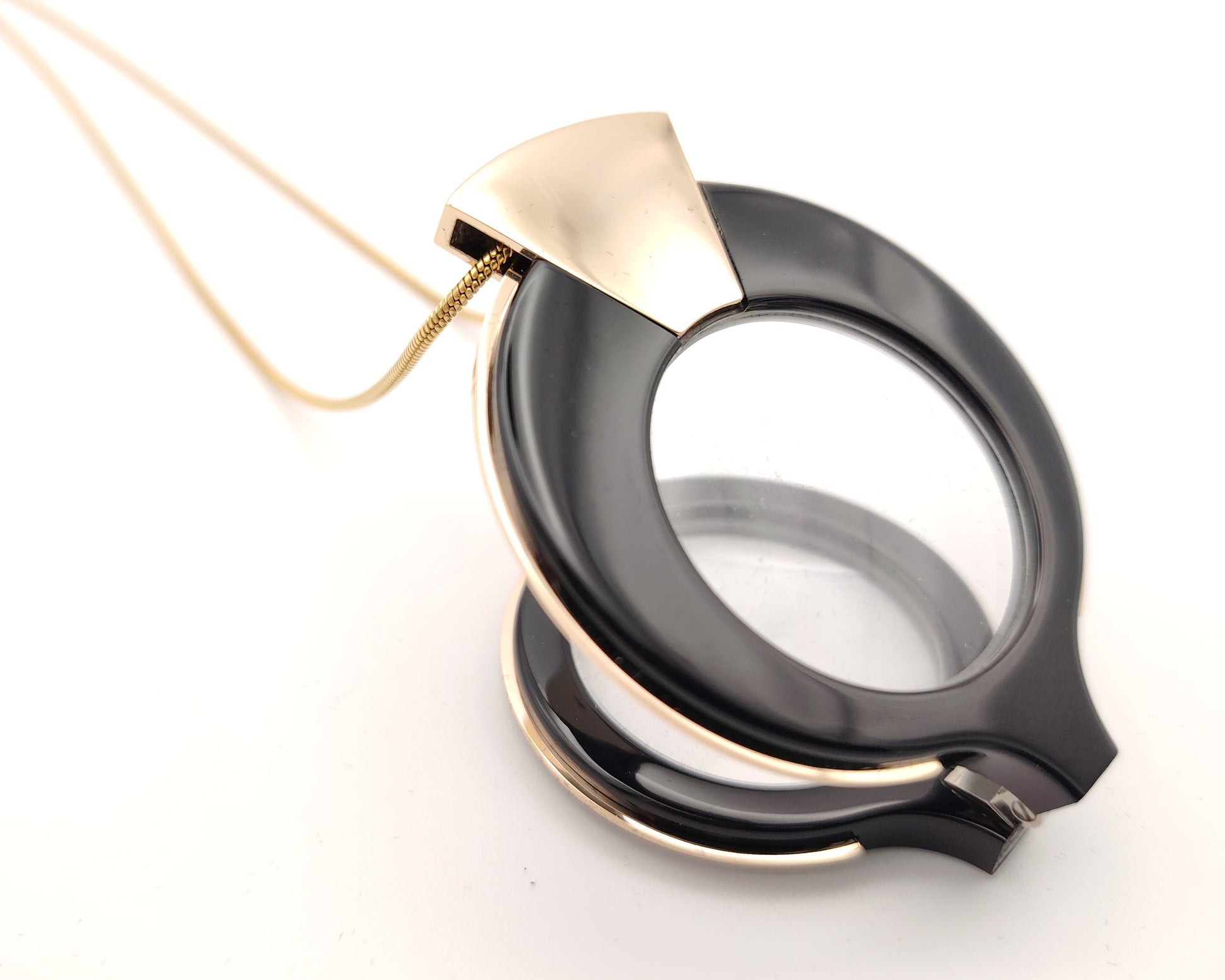 lente de lectura plegable flippan look en negro con borde dorado y cadena fina dorada