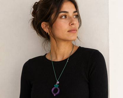 colgante lupa flippan look en tono lila con adorno de corazón en turquesa y cordón para colgar del cuello