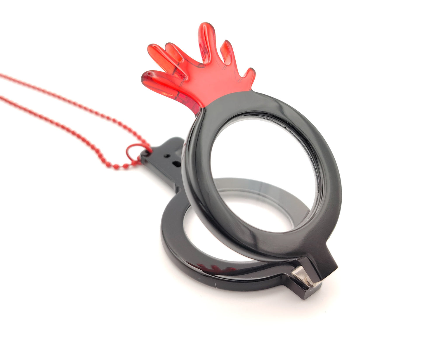 colgante lupa flippan look en forma de revolver con cadena roja