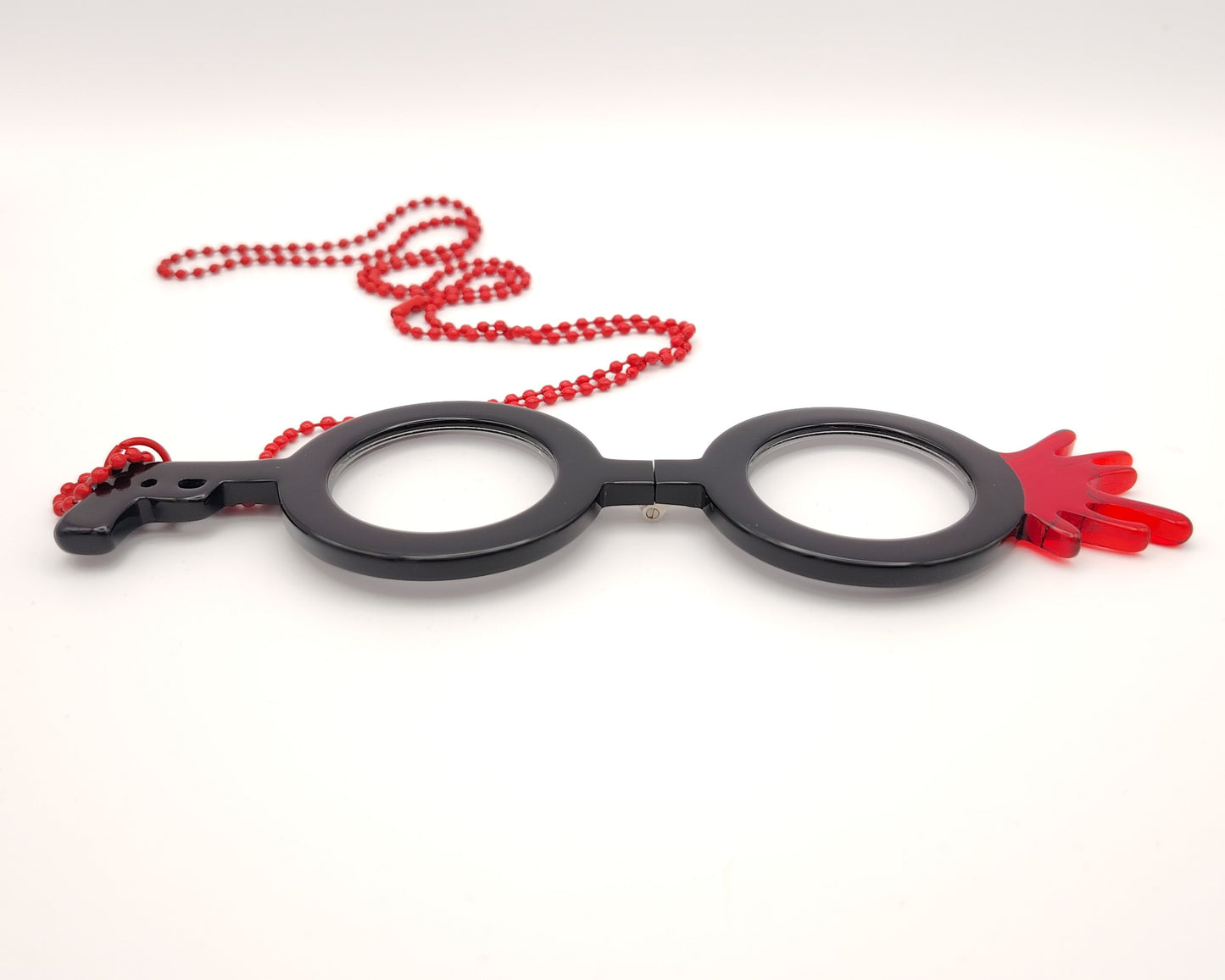 colgante lupa flippan look en forma de revolver con cadena roja