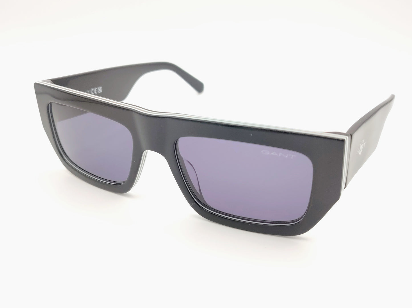 gant ga00013 05a gafas de sol con montura rectangular en acetato negro con detalles en blanco y lentes ahumadas para un look urbano y moderno


