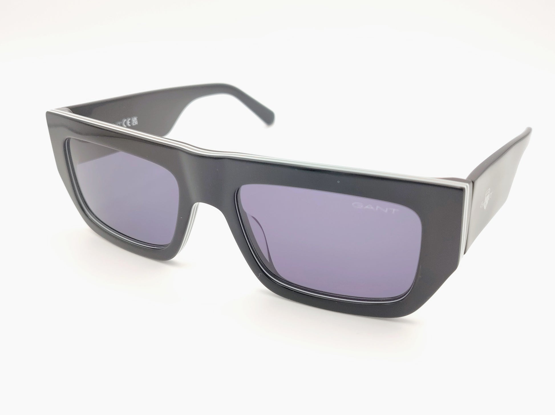 gant ga00013 05a gafas de sol con montura rectangular en acetato negro con detalles en blanco y lentes ahumadas para un look urbano y moderno


