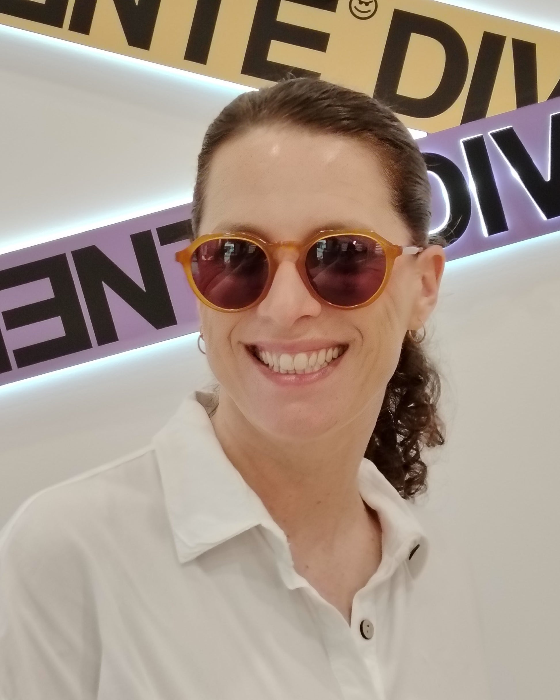 gafas de sol gant forma redonda en acetato color miel con lentes oscuras marrones