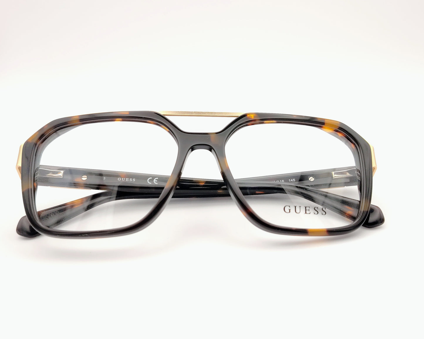 guess gu50138 052 gafas de vista con montura rectangular en acetato habana detalles metálicos en dorado en el doble puente y las varillas logo icónico de guess en relieve en los laterales diseño sofisticado