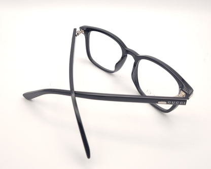 gafas gucci negras rectangulares con logo metálico en las varillas