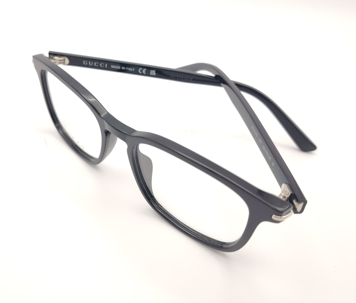 gafas gucci negras rectangulares con logo metálico en las varillas