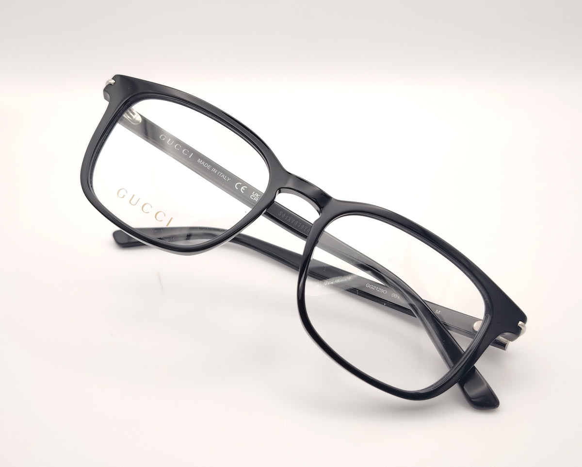 gafas gucci negras rectangulares con logo metálico en las varillas